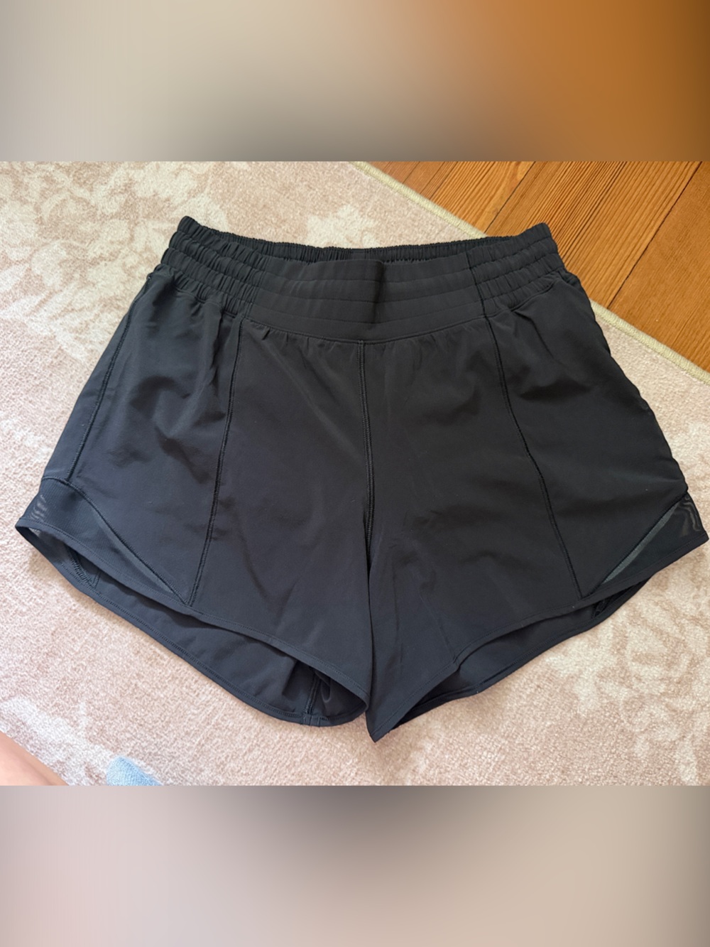 Lululemon Black size 6 hotty hots 4” high rise